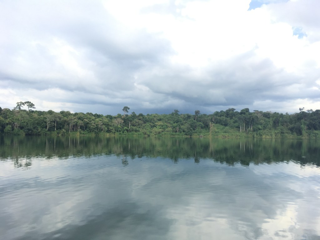 volcán cráter con agua
