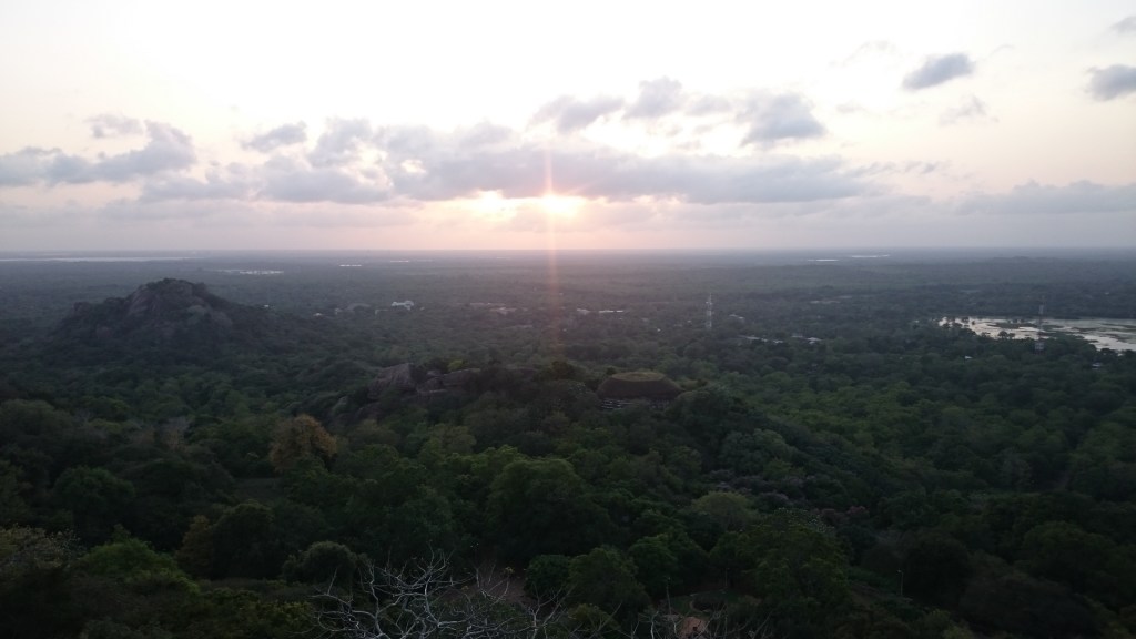 Vista desde los templos de Mihintale hacia la zona arqueológica de Anuradhapura.