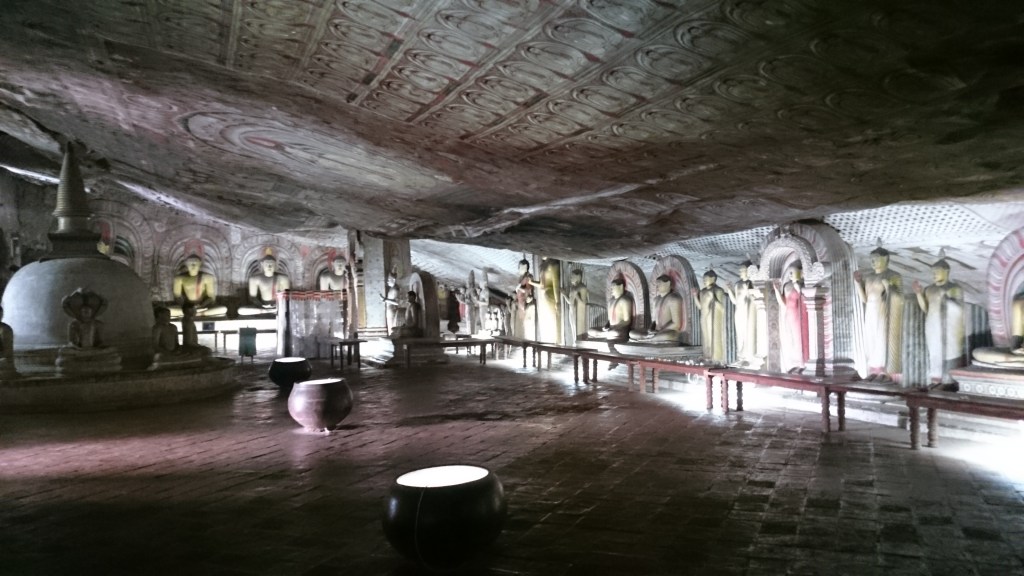 Una de las cuevas de Dambulla donde hay esculturas de Buddhas y pinturas por el techo