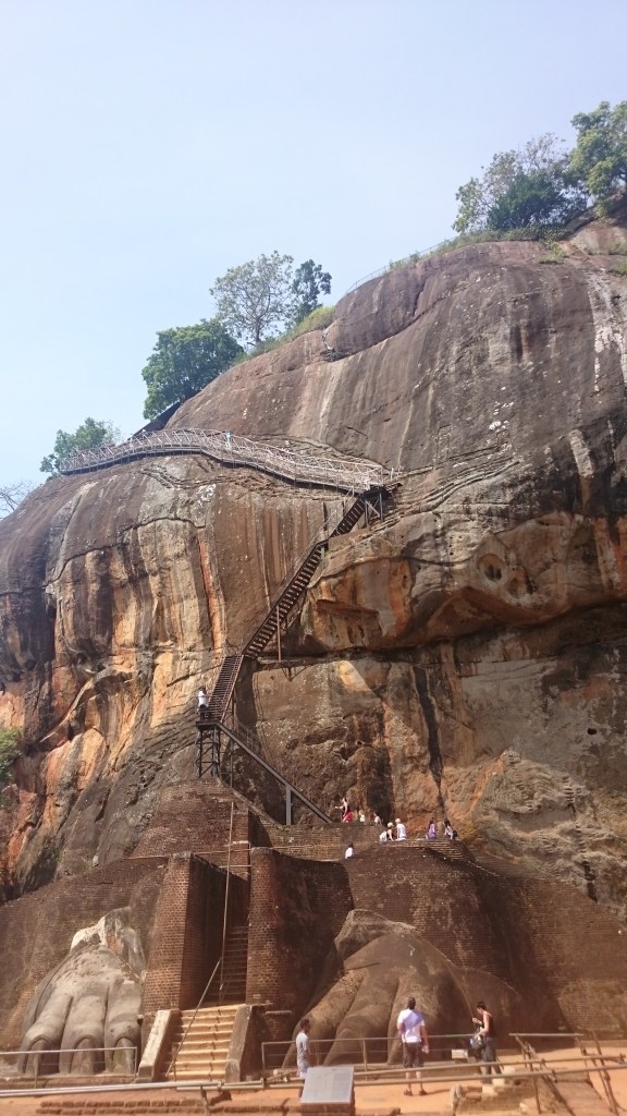 ültima parte de la subida al palacio de Sigiriya, tras pasar las garras del antiguo león.