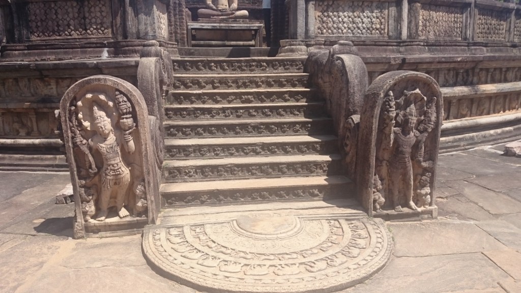 Entrada de unos de los edificios del complejo arqueológico de Polonnaruwa
