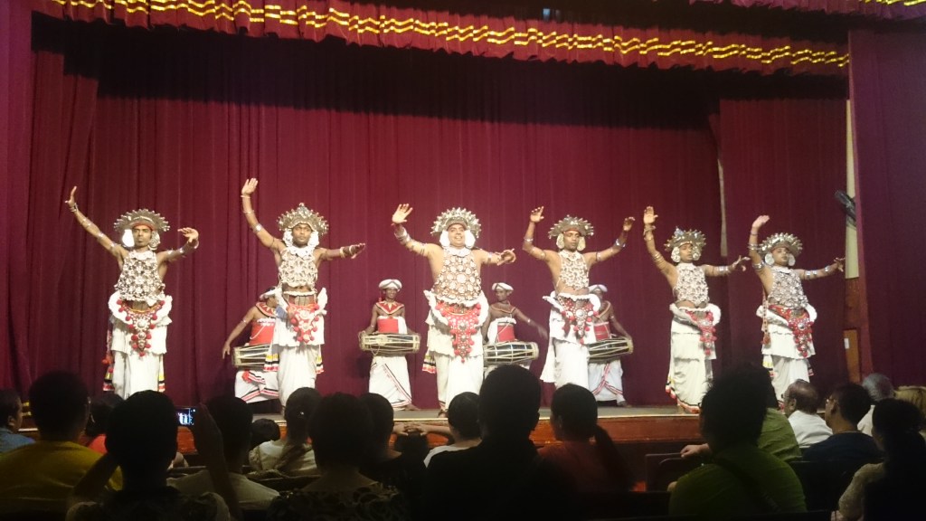 Espectáculo de danza y percusión típico de la ciudad de Kandy