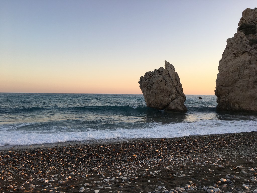 La playa y roca dónde surgió Afrodita, Petra tou Romiou