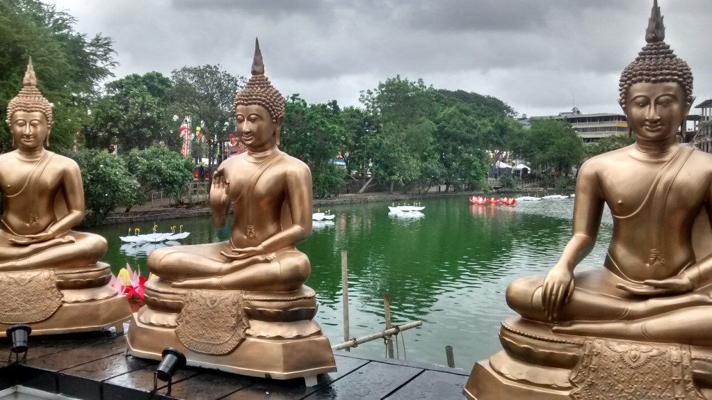 Templo budista en el lago South Beira de Colombo