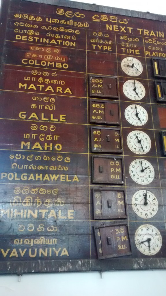 Lista de salidas desde la estación de tren de Anuradhapura.