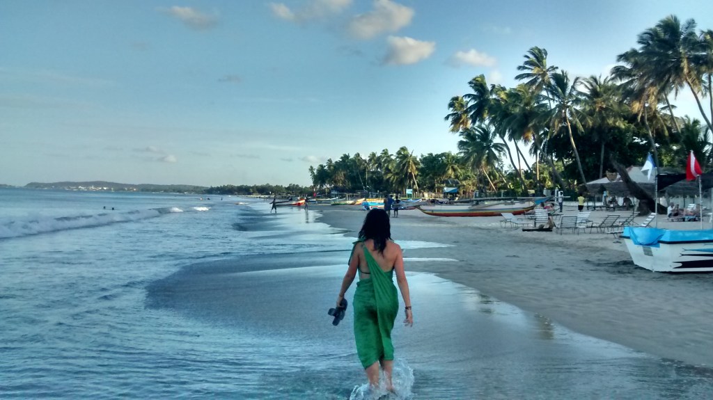 Paseo por la playa de Nilaveli durante el atardecer